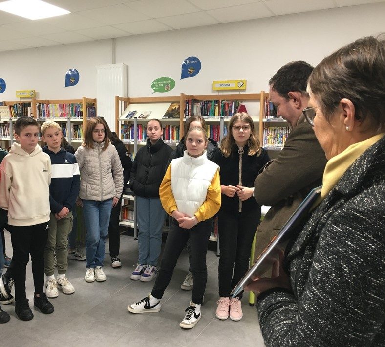 Remise des BD dans le CDI de l’établissement par Mme Poupet et M. Josse à une classe de sixième.